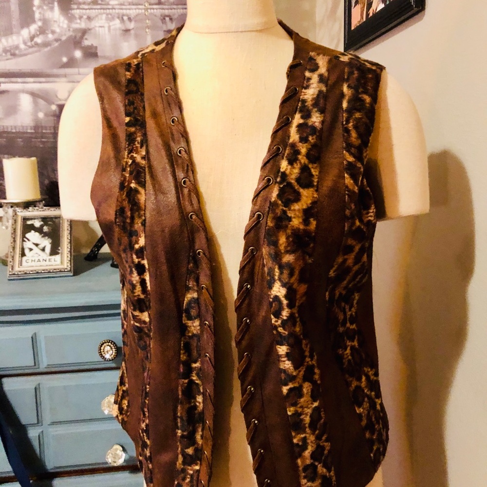 Chic leopard print vest